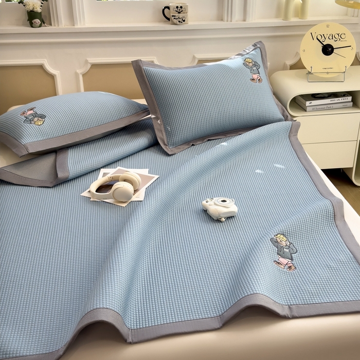 91家纺网 家纺一手货源 找家纺 卡初家居（原微来） 2025夏季凉感提花席 练练熊天空蓝