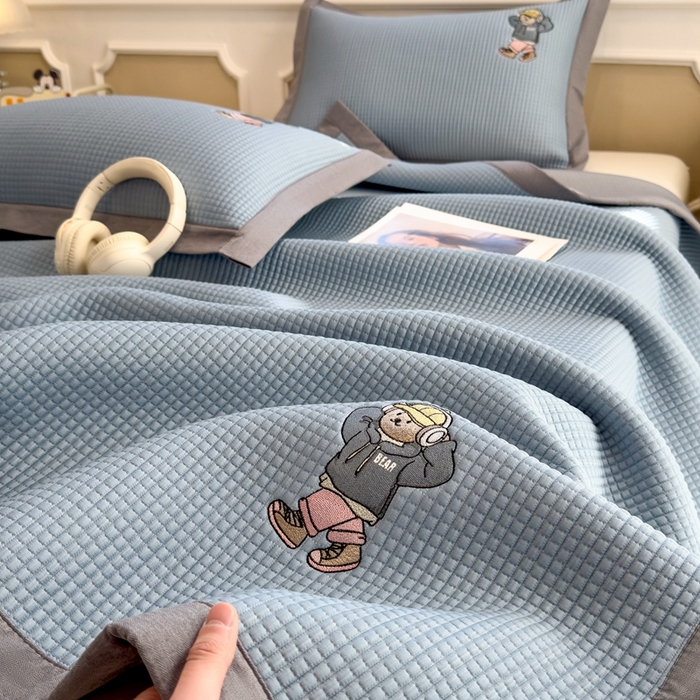 91家纺网 家纺一手货源 找家纺 卡初家居（原微来） 2025夏季凉感提花席 练练熊天空蓝