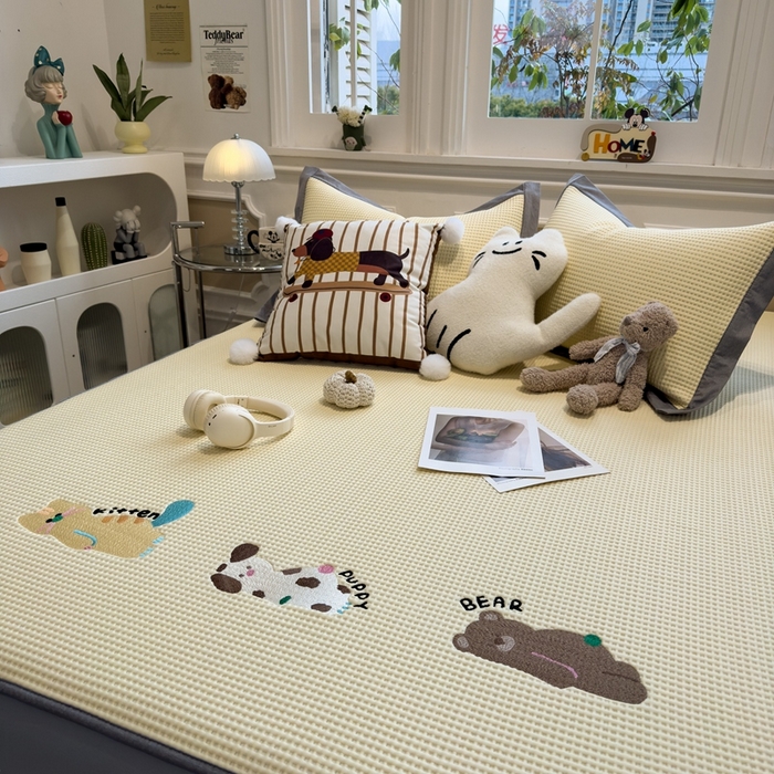 91家纺网 家纺一手货源 找家纺 卡初家居（原微来） 2026 夏季乙纶冰豆豆华夫格席  绣花 懒懒小憩