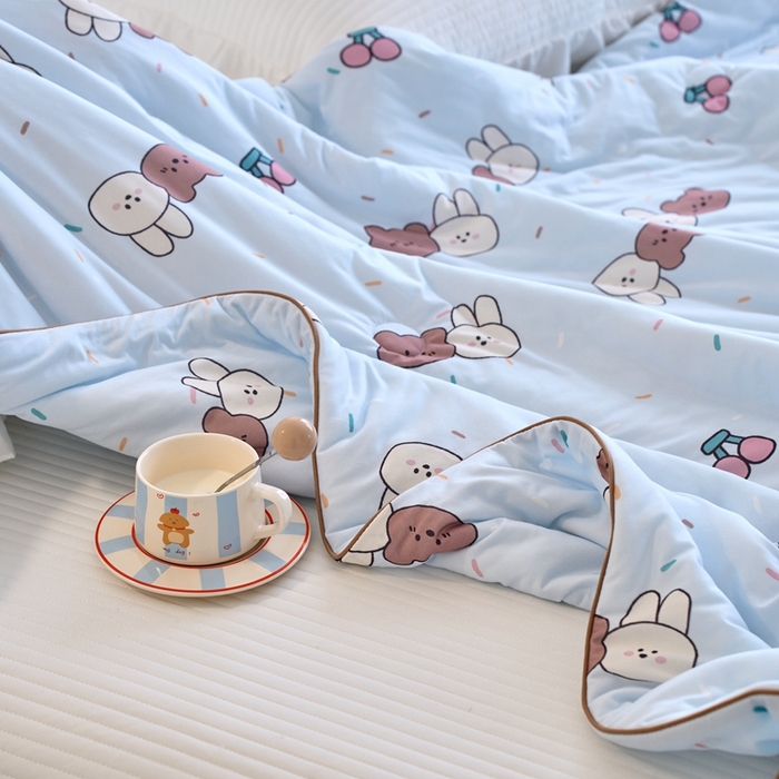 91家纺网 家纺一手货源 找家纺 维洋家纺 2025升级21%大豆新款A类牛奶丝针织夏被（四周踩棉）软糯凉感夏被空调被 爱兔