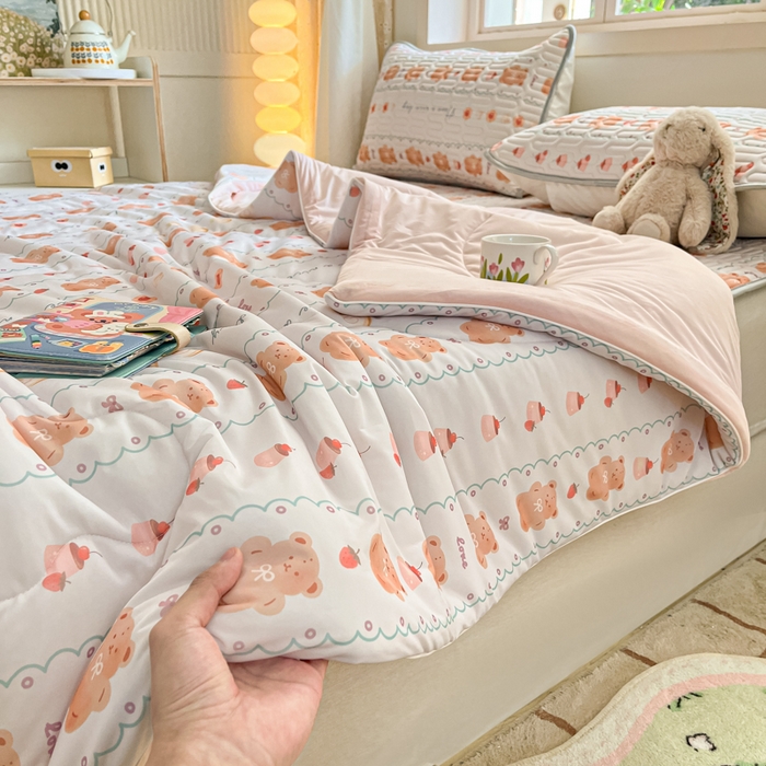 91家纺网 家纺一手货源 找家纺 维洋家纺 2025（专版花型）A类凉感丝夏被 凉感夏凉被双面加倍透气（四周踩棉） 可爱熊