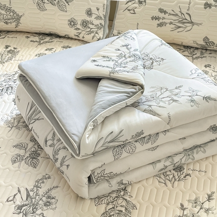 91家纺网 家纺一手货源 找家纺 维洋家纺 2025（专版花型）A类凉感丝夏被 凉感夏凉被双面加倍透气（四周踩棉） 千寻