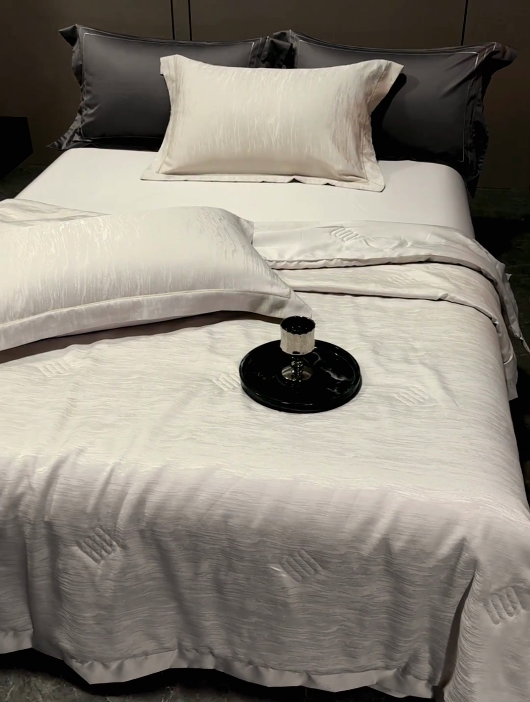 91家纺网 家纺一手货源 找家纺 丽卡家纺 2025新款翡丽天丝提花夏被四件套 石纹-米灰