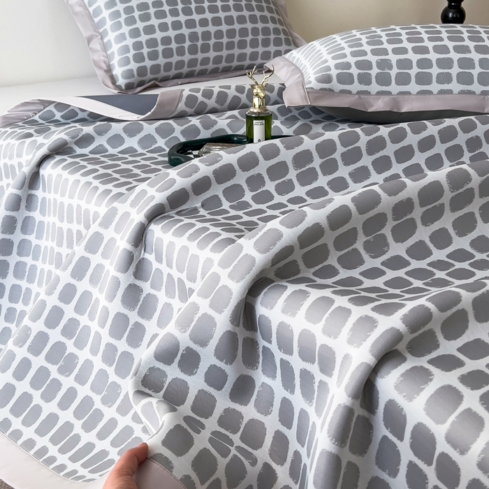 91家纺网 家纺一手货源 找家纺 卡初家居（原微来） 2025夏季轻柔丝系列冰丝席——绮梦系列 素雅灰