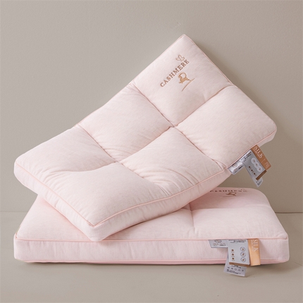 91家纺网 家纺一手货源 找家纺 麦肯锡 2025新款羊绒蚕丝大豆六分区枕 粉色48*74