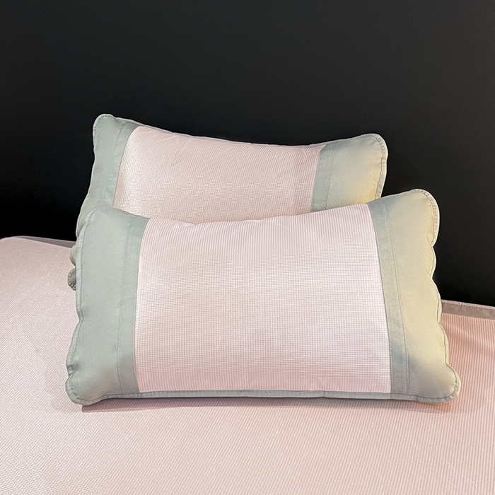 91家纺网 家纺一手货源 找家纺 航途席业 2025新款刺绣可水洗碳光冰丝席宽包边无纺布冰丝席艾香系列 艾草刺绣藤席千鸟格床笠款粉色