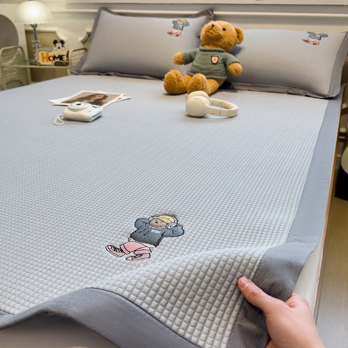 91家纺网 家纺一手货源 找家纺 卡初家居（原微来） 2025夏季凉感提花席 练练熊优雅灰