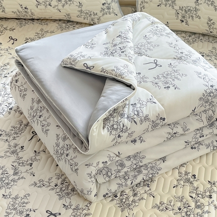 91家纺网 家纺一手货源 找家纺 维洋家纺 2025（专版花型）A类凉感丝夏被 凉感夏凉被双面加倍透气（四周踩棉） 漫天花舞
