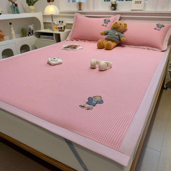 91家纺网 家纺一手货源 找家纺 卡初家居（原微来） 2025夏季凉感提花席 练练熊粉玉