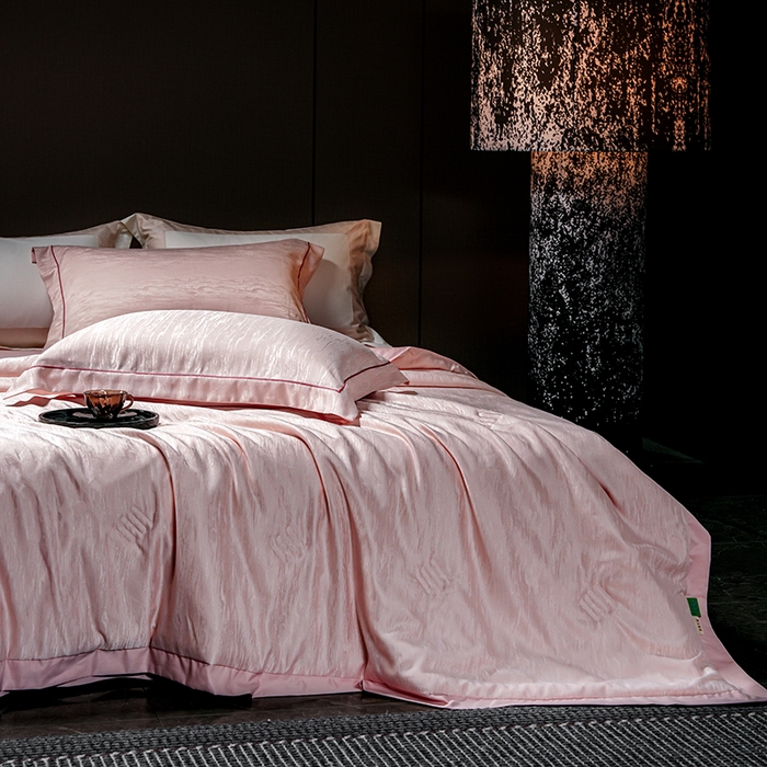 91家纺网 家纺一手货源 找家纺 （总）丽卡家纺 2025新款翡丽天丝提花夏被四件套