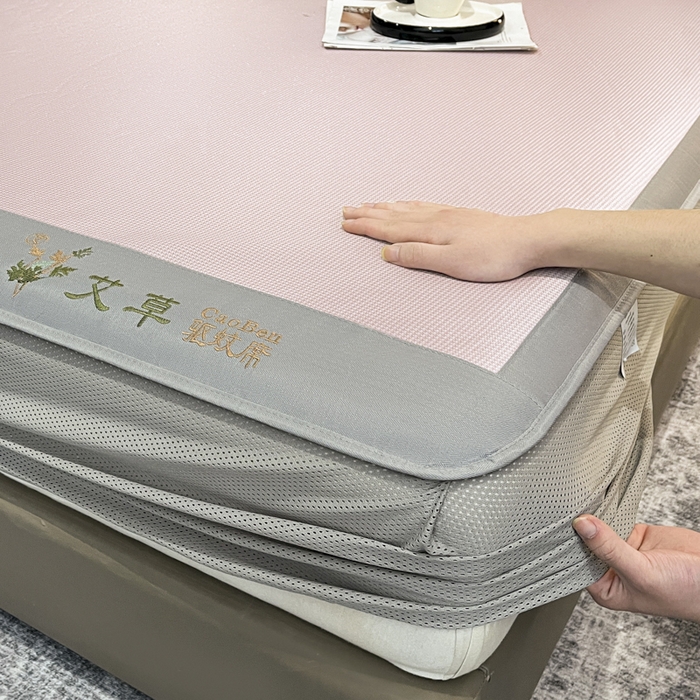 91家纺网 家纺一手货源 找家纺 航途席业 2025新款刺绣可水洗碳光冰丝席宽包边无纺布冰丝席艾香系列 艾草刺绣藤席千鸟格床笠款粉色