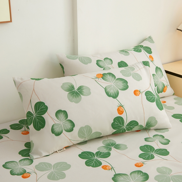 91家纺网 家纺一手货源 找家纺 棉乐町家居 2025新款锦柔老粗布印花床笠 绿意草莓