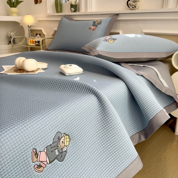 91家纺网 家纺一手货源 找家纺 卡初家居（原微来） 2025夏季凉感提花席 练练熊天空蓝