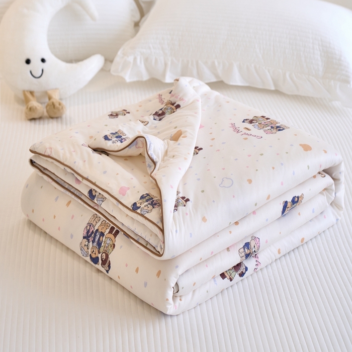 91家纺网 家纺一手货源 找家纺 维洋家纺 2025升级21%大豆新款A类牛奶丝针织夏被（四周踩棉）软糯凉感夏被空调被 维尼熊