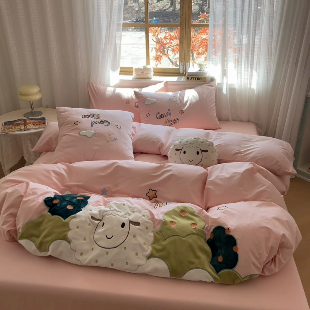 91家纺网 家纺一手货源 找家纺 恋绒2025新款亲肤全棉水洗棉纯棉贴布绣立体刺绣四件套系列—暗合款（提供买家秀）（送同款抱枕） 羊咩咩-粉