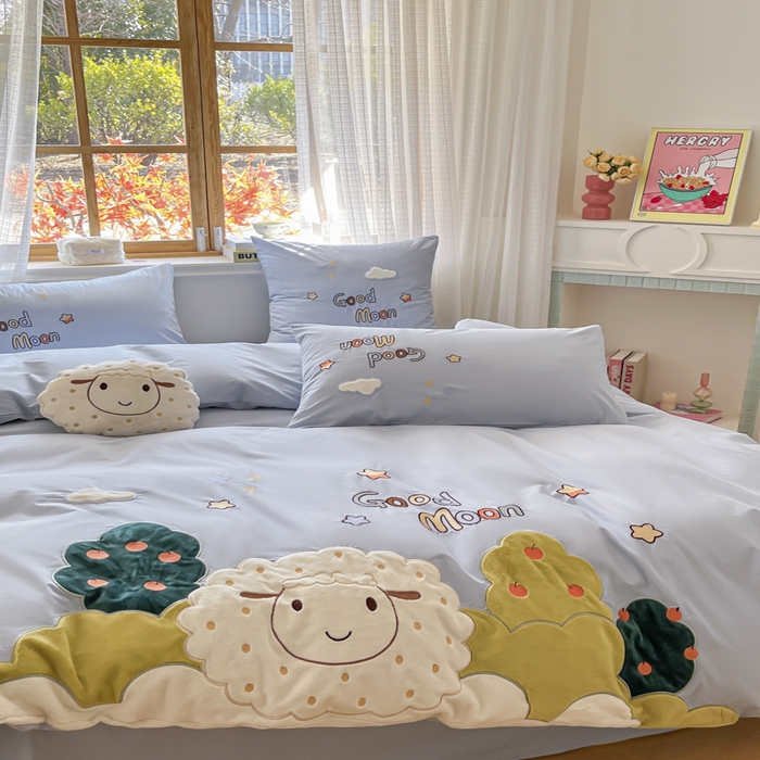 91家纺网 家纺一手货源 找家纺 恋绒2025新款亲肤全棉水洗棉纯棉贴布绣立体刺绣四件套系列—暗合款（提供买家秀）（送同款抱枕） 羊咩咩-蓝