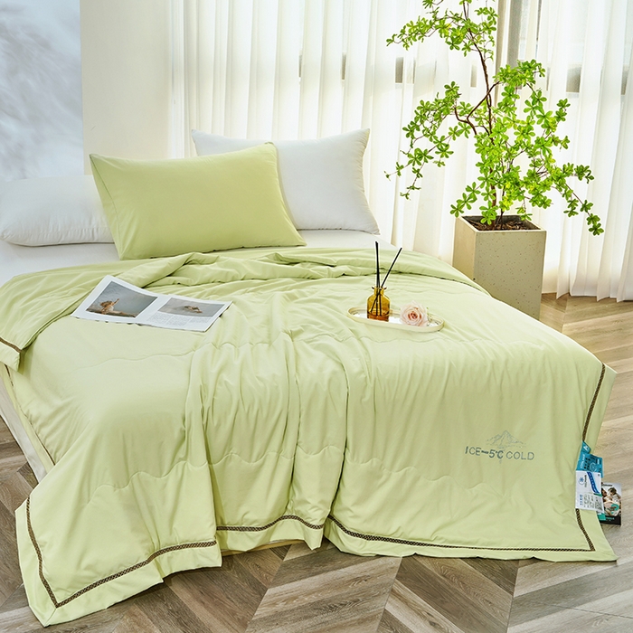 91家纺网 家纺一手货源 找家纺 优姿2025新款云柔棉大豆镂空烫钻夏被被子被芯 绿色