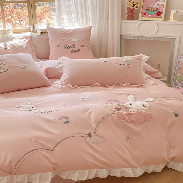 91家纺网 家纺一手货源 找家纺 （总）恋绒2025新款亲肤全棉水洗棉纯棉贴布绣立体刺绣四件套系列—花边款（提供买家秀）送同款抱枕