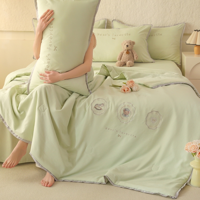 91家纺网 家纺一手货源 找家纺 绒世界 绒世界 2025新款针织棉刺绣加花边小熊系列夏被四件套 小熊-莫奈绿