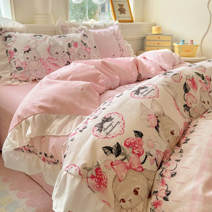 91家纺网 家纺一手货源 找家纺 浩诚 2025新款洛丽塔纯棉花边款四件套 粉红草莓兔