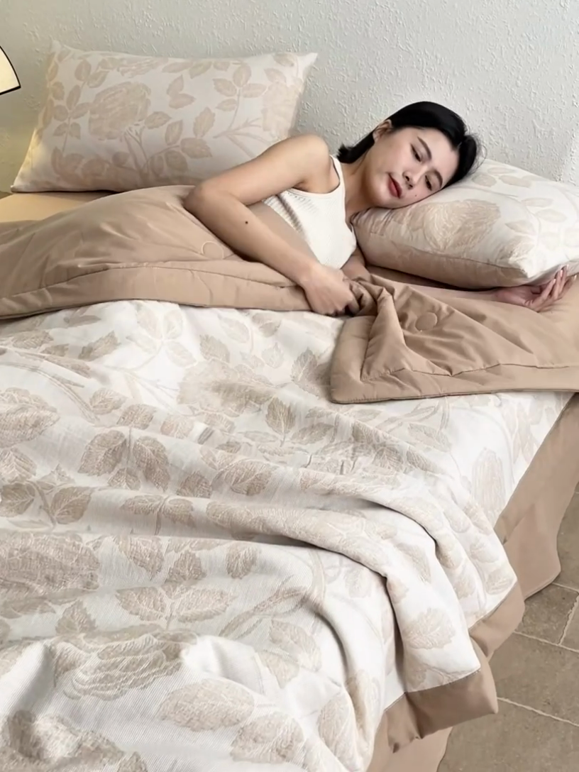 91家纺网 家纺一手货源 找家纺 吾诺 2025 全棉色织提花三层纱夏被四件套全棉夏被大豆夏被夏凉被空调被子被芯 藤叶-咖