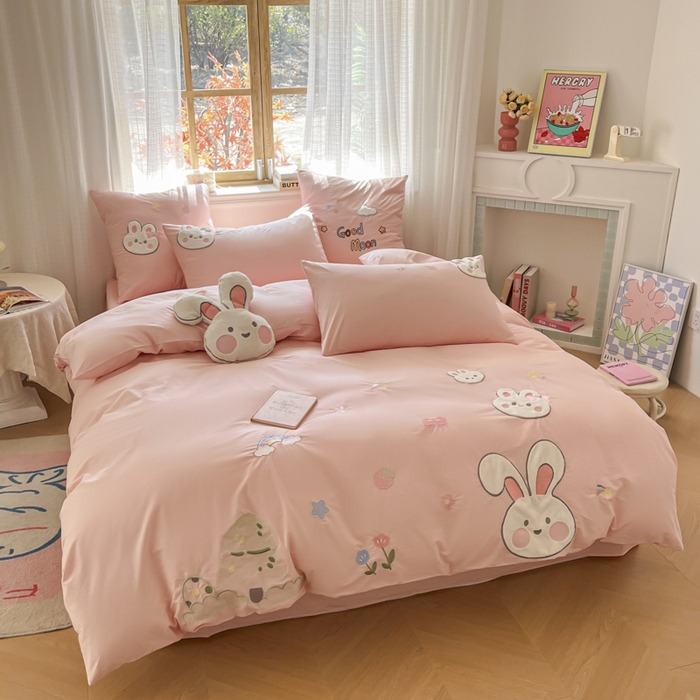 91家纺网 家纺一手货源 找家纺 恋绒2025新款亲肤全棉水洗棉纯棉贴布绣立体刺绣四件套系列—暗合款（提供买家秀）（送同款抱枕） 兔宝宝-粉