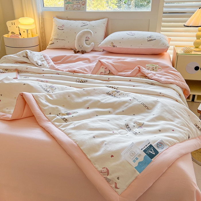 91家纺网 家纺一手货源 找家纺 金喜 2025新款全棉印花夏被可爱卡通风夏凉被薄被子夏被四件套 爱心木马