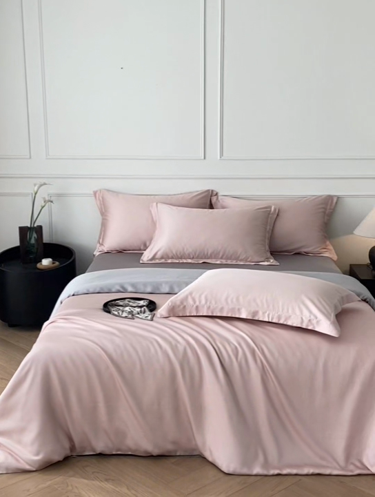 91家纺网 家纺一手货源 找家纺 涵宸2025新款天丝-天丝棉-纯色四件套-场景1 玫瑰粉+时尚灰
