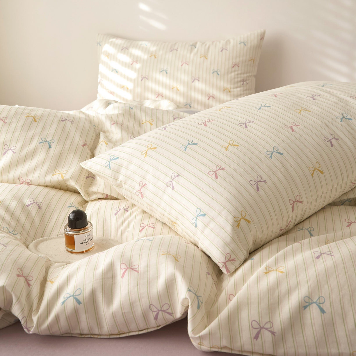 91家纺网 家纺一手货源 找家纺 嘉汀兰家居 2025新款圆角花边款全棉纯棉A类母婴级有氧全棉双层纱亲肤全棉小清新印花四件套 蝴蝶结