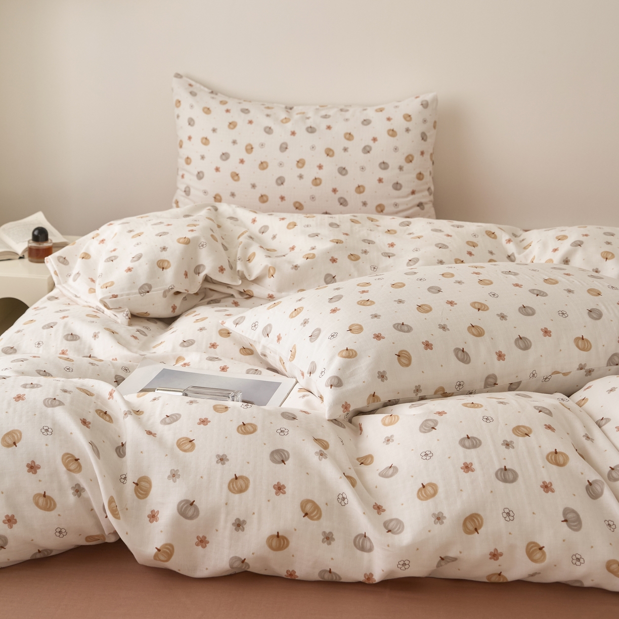 91家纺网 家纺一手货源 找家纺 嘉汀兰家居 2025新款圆角花边款全棉纯棉A类母婴级有氧全棉双层纱亲肤全棉小清新印花四件套 南瓜乐园