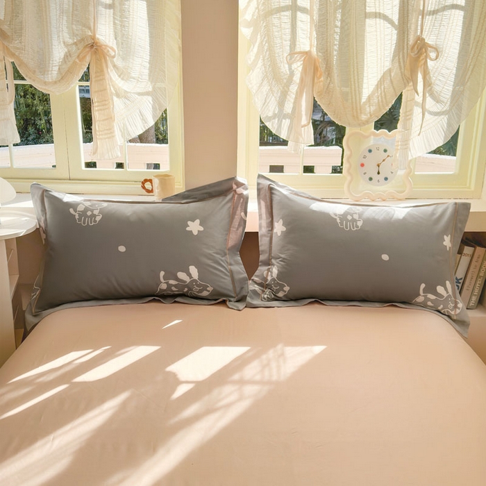 91家纺网 家纺一手货源 找家纺 7V 2025新款轻奢大宽边100%纯棉四件套133*76全棉喷气宽幅长绒棉被套床单床笠套件 可蒂狗-灰