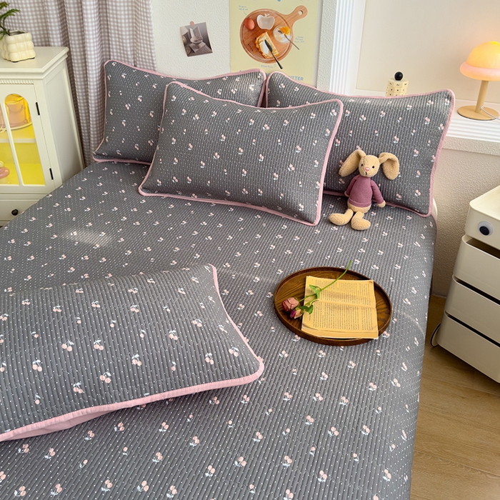 91家纺网 家纺一手货源 找家纺 赫梵茜 2025新款有氧针织双层纱单床盖床盖三件套床盖四件套 复古樱桃