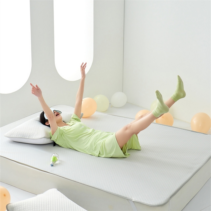 91家纺网 家纺一手货源 找家纺 凌云家纺 2025年爆款新品100%锦纶冰丝凉感三明治凉席 灰色