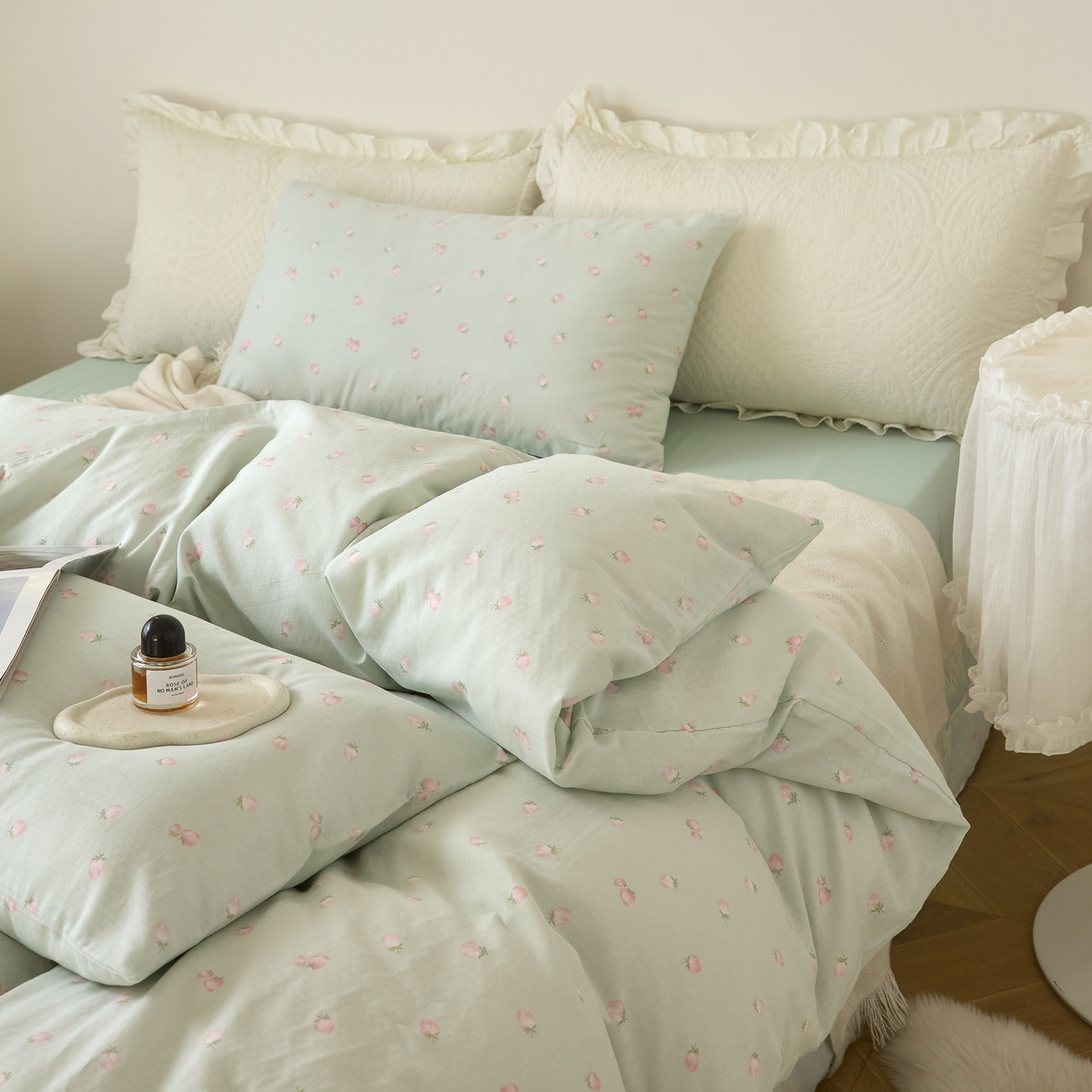 91家纺网 家纺一手货源 找家纺 嘉汀兰家居 2025新款圆角花边款全棉纯棉A类母婴级有氧全棉双层纱亲肤全棉小清新印花四件套 绿底草莓