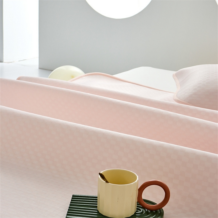 91家纺网 家纺一手货源 找家纺 凌云家纺 2025年爆款新品100%锦纶冰丝凉感三明治凉席 粉色