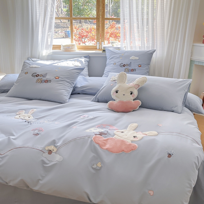 91家纺网 家纺一手货源 找家纺 恋绒2025新款亲肤全棉水洗棉纯棉贴布绣立体刺绣四件套系列—暗合款（提供买家秀）（送同款抱枕） 亲亲小兔-蓝