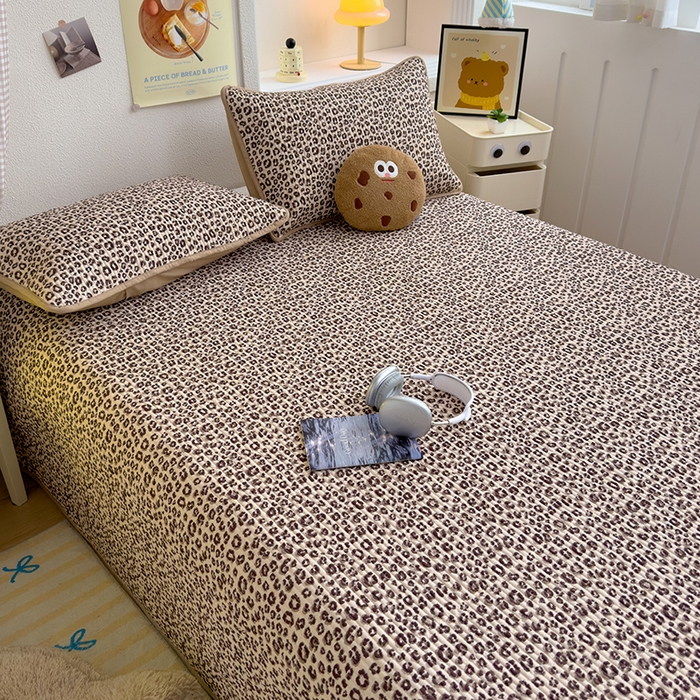 91家纺网 家纺一手货源 找家纺 赫梵茜 2025新款有氧针织双层纱单床盖床盖三件套床盖四件套 豹纹