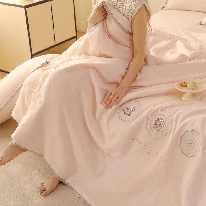 91家纺网 家纺一手货源 找家纺 绒世界 绒世界 2025新款针织棉刺绣加花边小熊系列夏被四件套 小熊-高雅玉