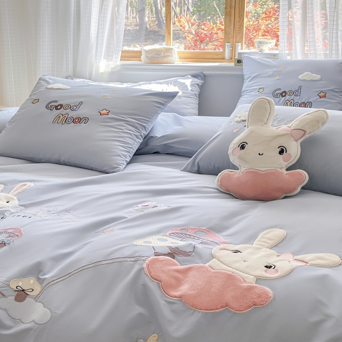 91家纺网 家纺一手货源 找家纺 恋绒2025新款亲肤全棉水洗棉纯棉贴布绣立体刺绣四件套系列—暗合款（提供买家秀）（送同款抱枕） 亲亲小兔-蓝