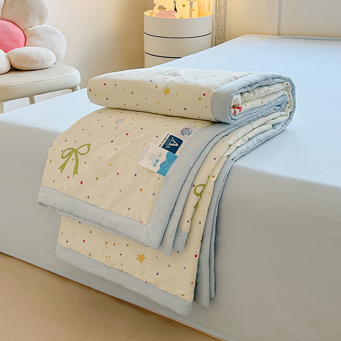 91家纺网 家纺一手货源 找家纺 金喜 2025新款全棉印花夏被可爱卡通风夏凉被薄被子夏被四件套 甜美蝴蝶结