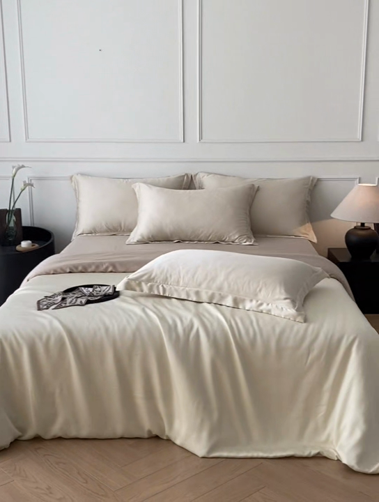 91家纺网 家纺一手货源 找家纺 涵宸2025新款天丝-天丝棉-纯色四件套-场景1 象牙白+奶茶杏