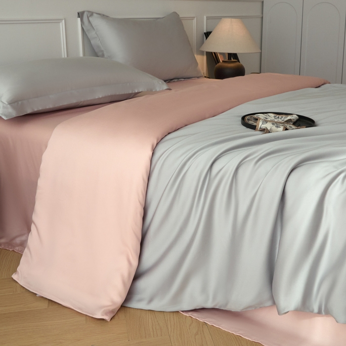 91家纺网 家纺一手货源 找家纺 涵宸2025新款天丝-天丝棉-纯色四件套-场景1 时尚灰+玫瑰粉
