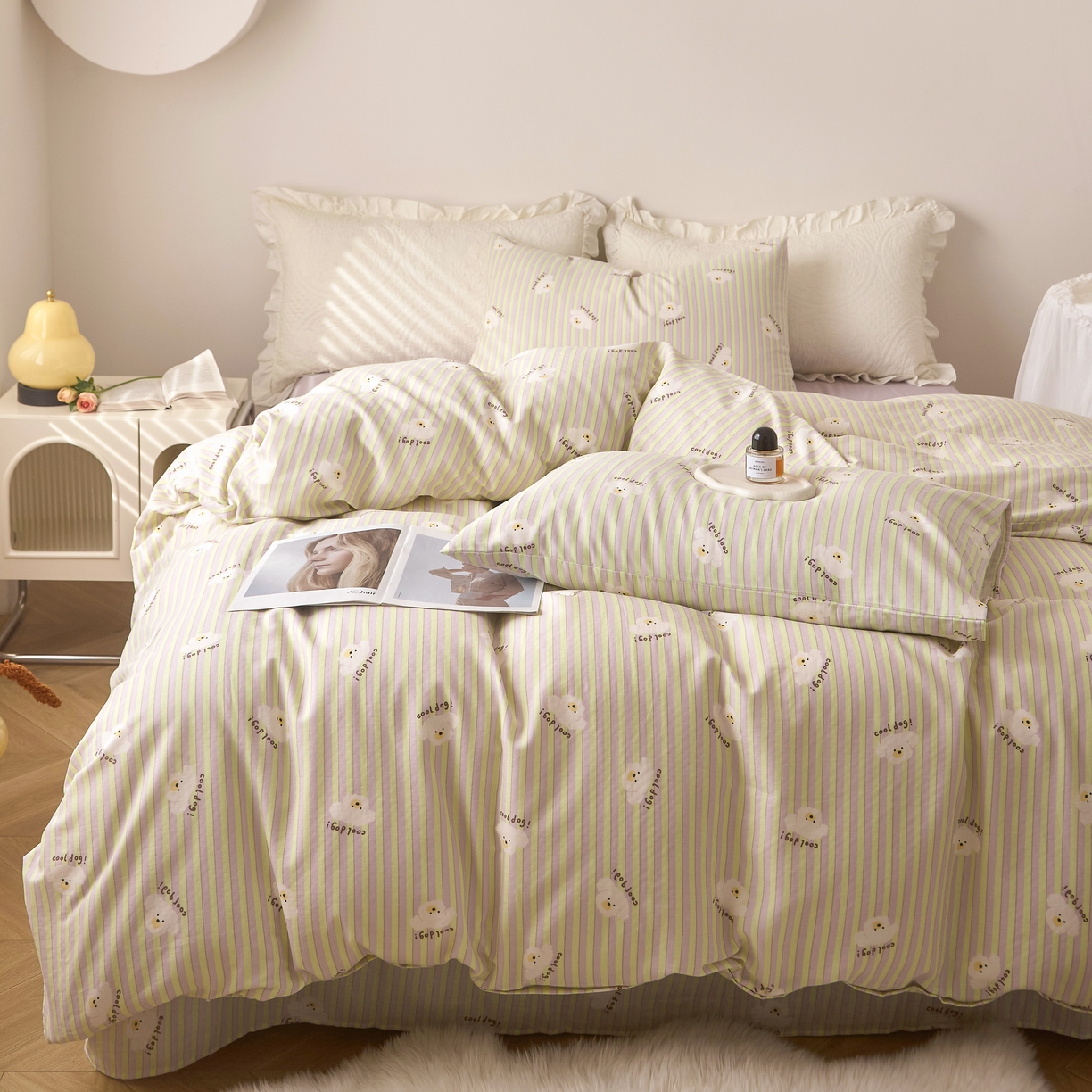 91家纺网 家纺一手货源 找家纺 嘉汀兰家居 2025新款圆角花边款全棉纯棉A类母婴级有氧全棉双层纱亲肤全棉小清新印花四件套 卷毛狗狗