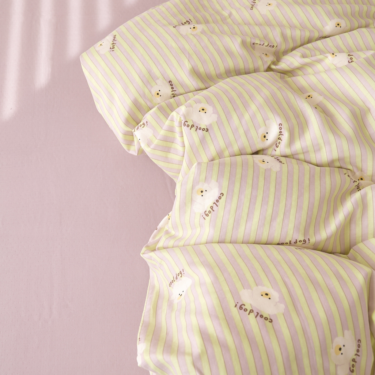 91家纺网 家纺一手货源 找家纺 嘉汀兰家居 2025新款圆角花边款全棉纯棉A类母婴级有氧全棉双层纱亲肤全棉小清新印花四件套 卷毛狗狗