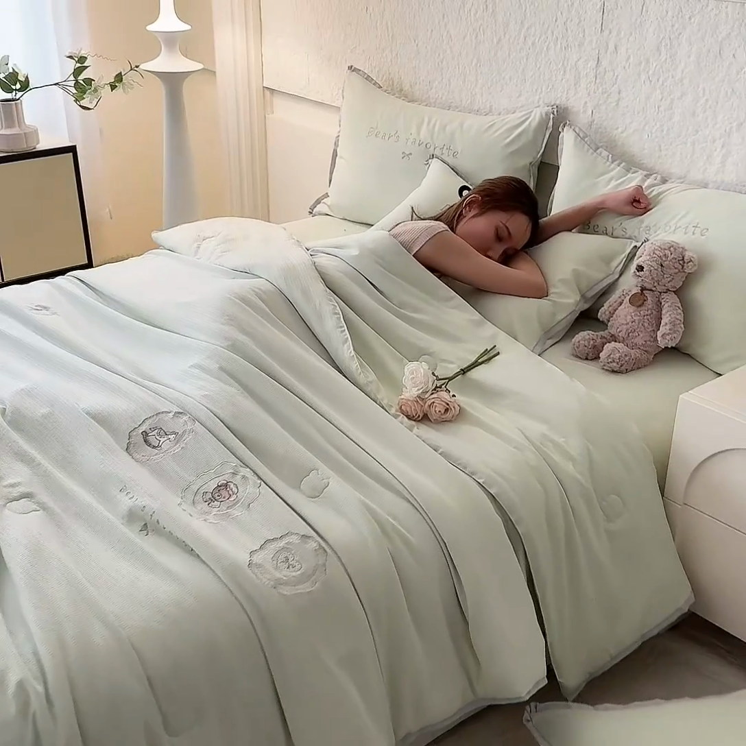 91家纺网 家纺一手货源 找家纺 绒世界 绒世界 2025新款针织棉刺绣加花边小熊系列夏被四件套 小熊-莫奈绿