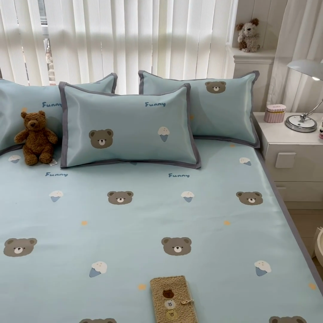 91家纺网 家纺一手货源 找家纺 川悦生活 2025新款600D立体宽边冰丝印花凉席 奶味D熊仔