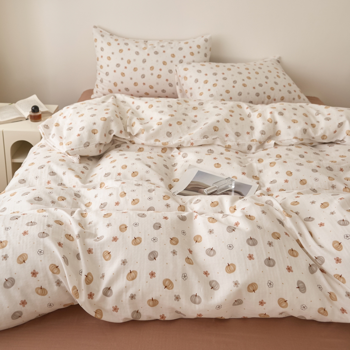 91家纺网 家纺一手货源 找家纺 嘉汀兰家居 2025新款圆角花边款全棉纯棉A类母婴级有氧全棉双层纱亲肤全棉小清新印花四件套 南瓜乐园