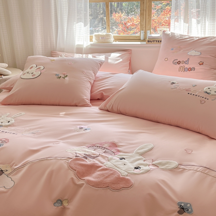 91家纺网 家纺一手货源 找家纺 恋绒2025新款亲肤全棉水洗棉纯棉贴布绣立体刺绣四件套系列—暗合款（提供买家秀）（送同款抱枕） 亲亲小兔-粉