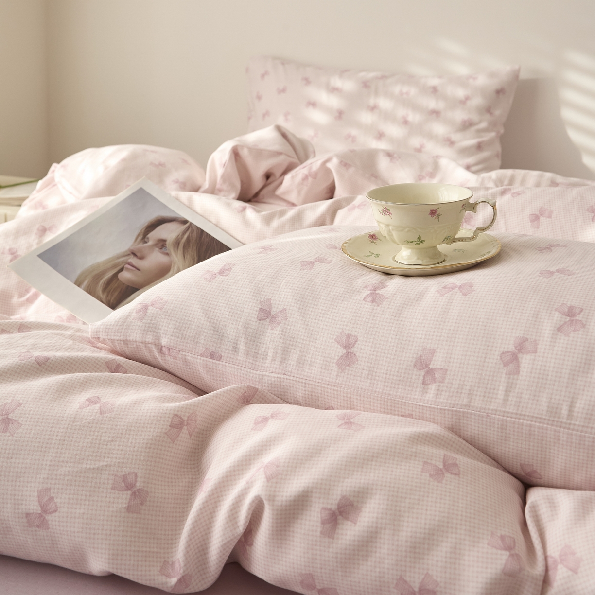 91家纺网 家纺一手货源 找家纺 嘉汀兰家居 2025新款圆角花边款全棉纯棉A类母婴级有氧全棉双层纱亲肤全棉小清新印花四件套 恋曲粉