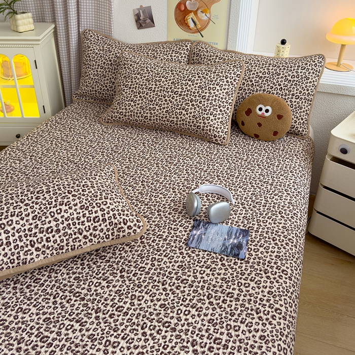 91家纺网 家纺一手货源 找家纺 赫梵茜 2025新款有氧针织双层纱单床盖床盖三件套床盖四件套 豹纹